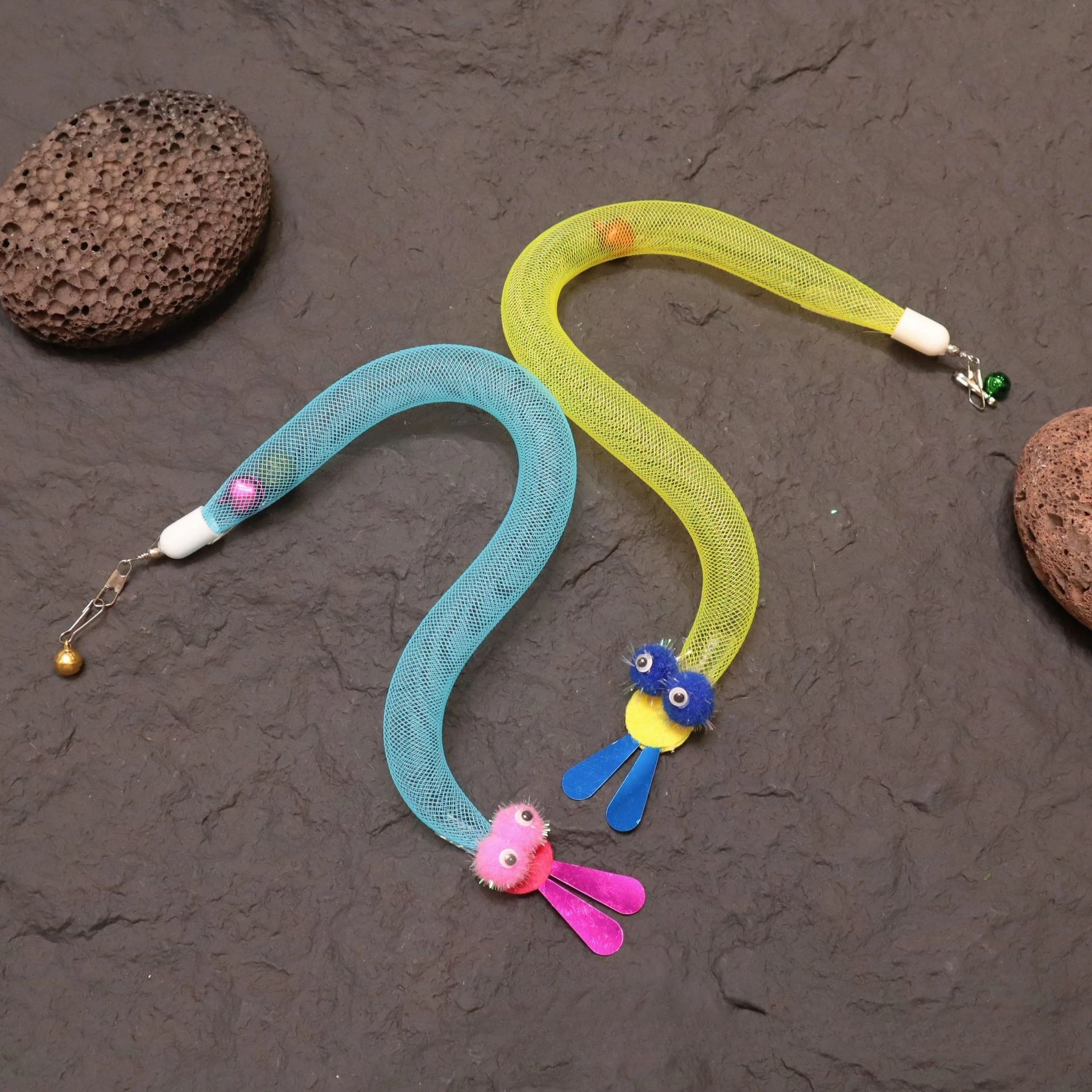 Elastisches Netzspielzeug mit Insekten-Simulation aus Kunststoff, interaktives Katzenspielzeug für Kätzchen