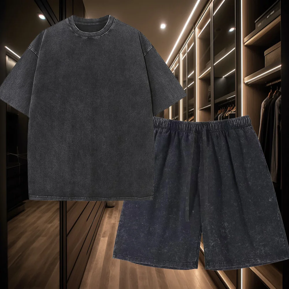 

Мужской комплект из двух предметов: футболка из чистого хлопка и свободные шорты на завязках, идеально подходящий для повседневной носки.