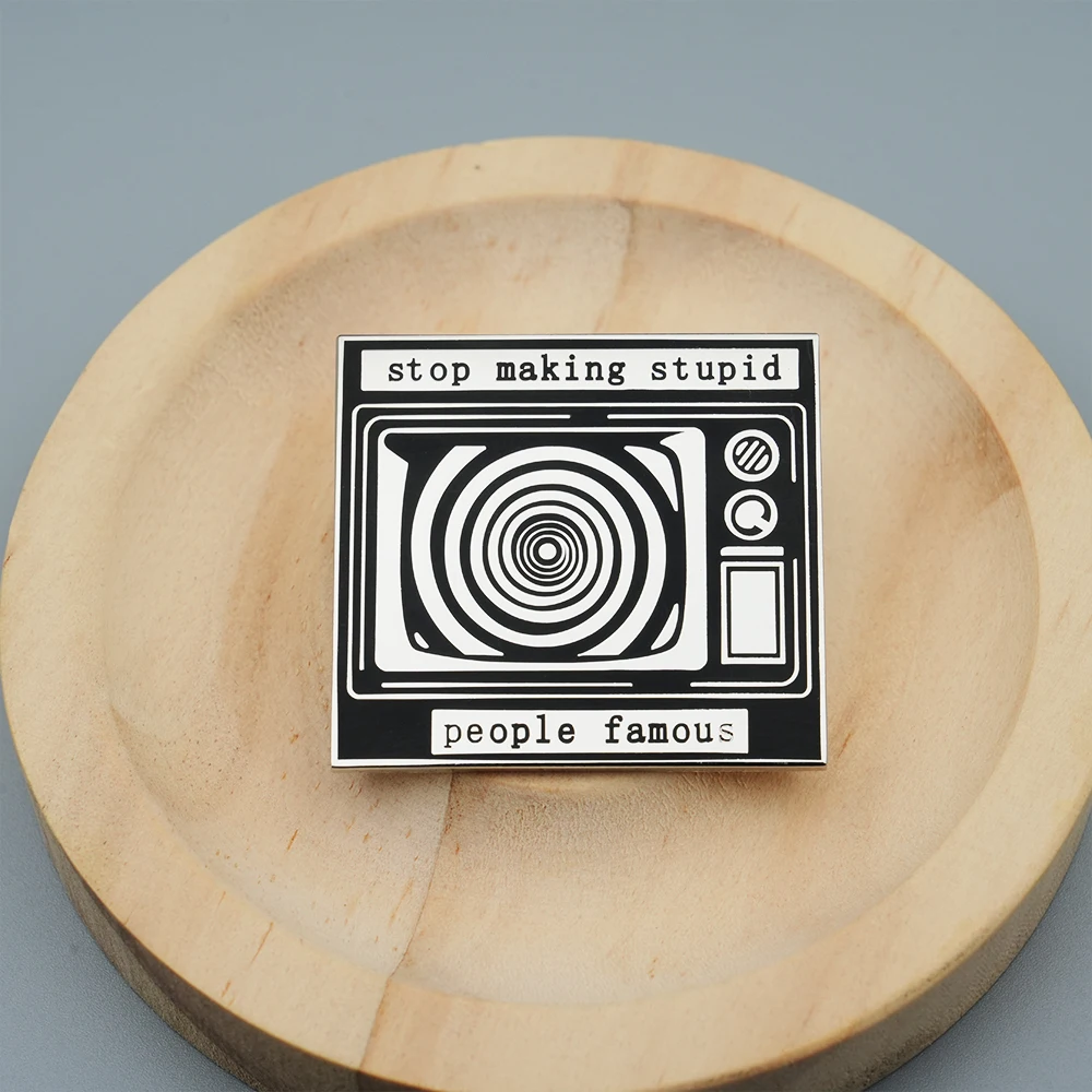 لا تجعل الحمقى الشهيرة بعد الآن بروش دوامة التلفزيون شارة أسود أبيض خط معدني دبوس أنيمي الطرفية الإكسسوارات #5