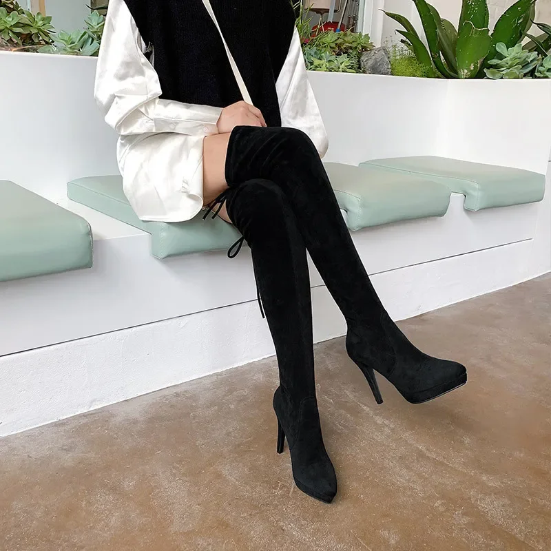 

YMECHIC 2025 пикантные тонкие замшевые зимние женские ботинки на высоком каблуке, черные, серые женские туфли выше колена на платформе с острым носком, Прямая поставка