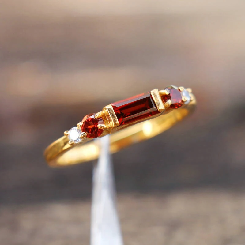 Huitan Goldfarbener Damenring, dünn, mit brillantem roten Zirkonia besetzt, vielseitiges, schickes Accessoire für Party, Alltag, zurückhaltender Schmuck