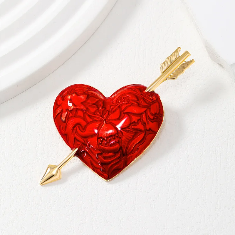 New Exquisite Alloy Red Love spille per gli amanti delle donne accessori per gioielli One Arrow Piercing Heart Oil Dripping spilla Pins