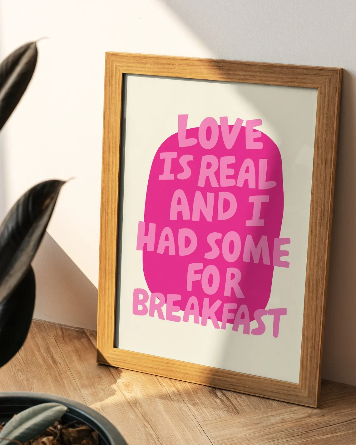 Impresión tipográfica para pared con la frase: "El amor es real y tuve un poco para el desayuno" - Arte con cita rosa divertida y fuente retro llamativa, diseño divertido y humorístico.