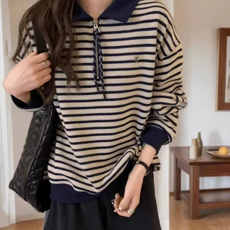 

Полосатая новая весенне-осенняя короткая толстовка в студенческом стиле, женский дизайн, модный топ с длинными рукавами и полумолнией