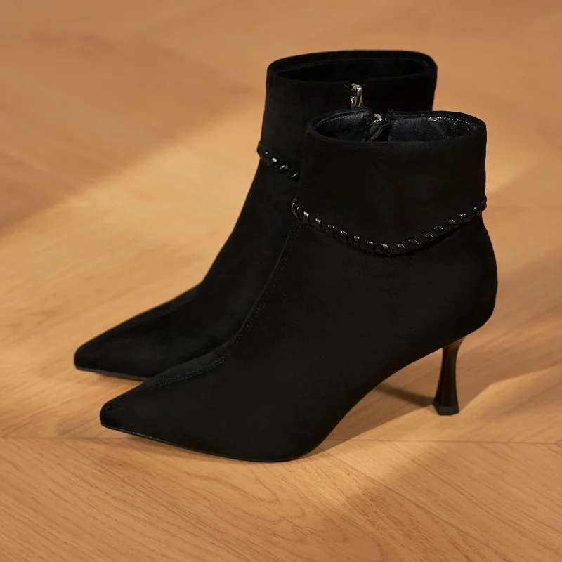 نمط الخريف/الشتاء الجديد من أحذية الكاحل ذات الكعب العالي ذات الحواف المدببة ذات الكعب العالي هو حذاء أنيق ومتعدد الاستخدامات
