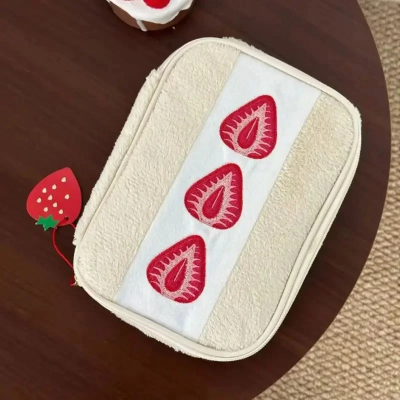 Trousse à stylos portable en tissu duveteux motif sandwich aux fraises, trousse de maquillage multifonctionnelle, étui à crayons brodé mignon pour l'école et le bureau