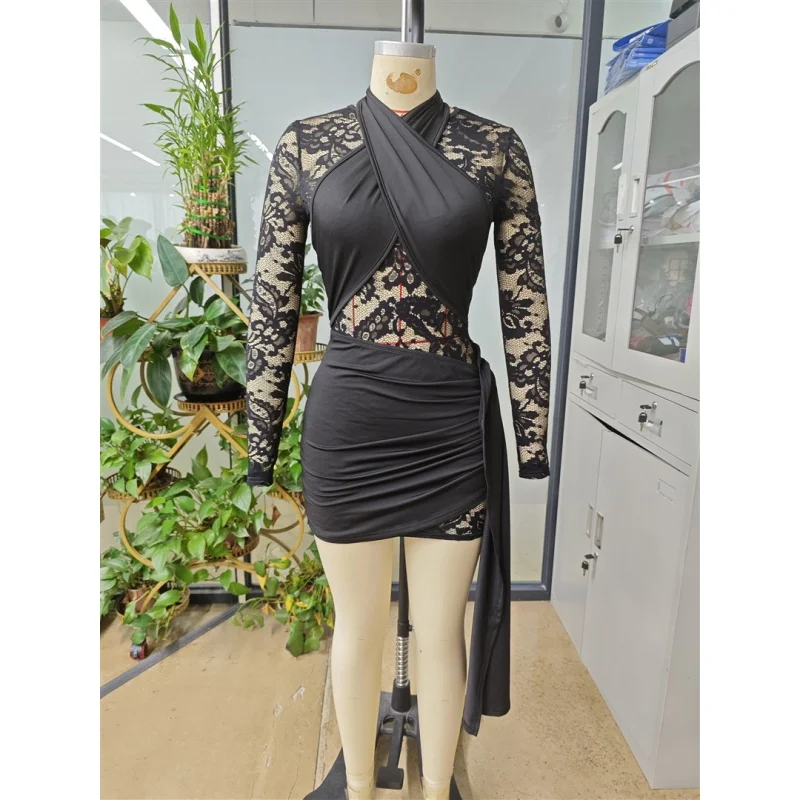 Damen-Kleid mit Kreuz-Neckholder, Spitze, Patchwork, Mini-Bodycon-Schnitt, langen Ärmeln, transparentem Netzstoff, gerafftem Bund und Wickeldetail, kurzes Club-Party-Kleid – Detail 2