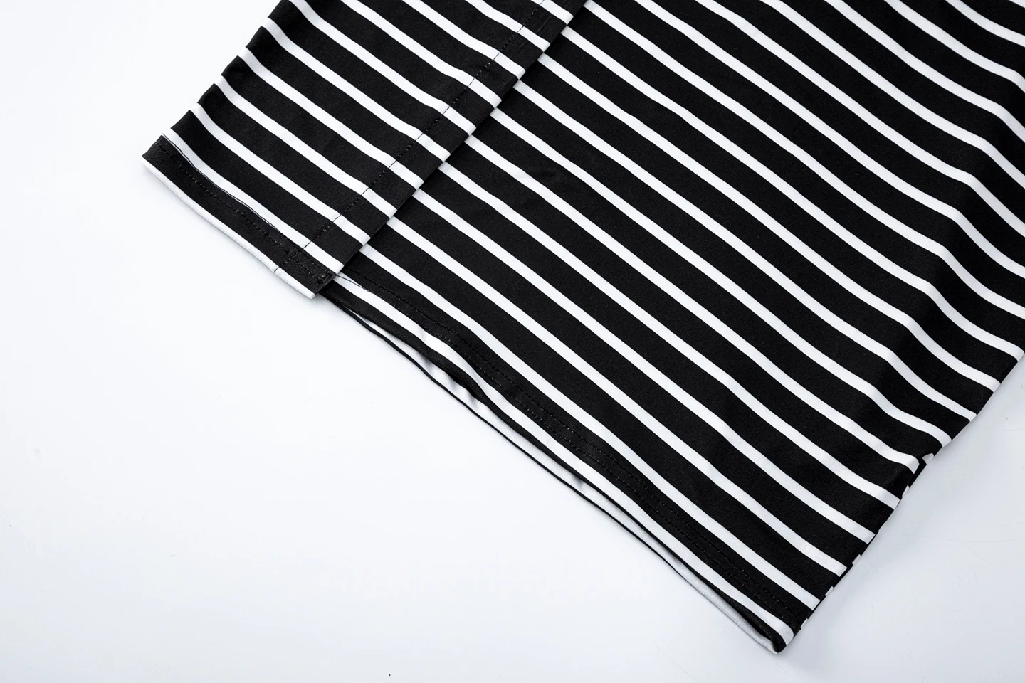 2026 Neues Europäisches und Amerikanisches Damenkleid mit Rundhalsausschnitt, Streifenmuster, Kurzen Ärmeln, Schlankmachendem Effekt und Seitenschlitz – Detail 25
