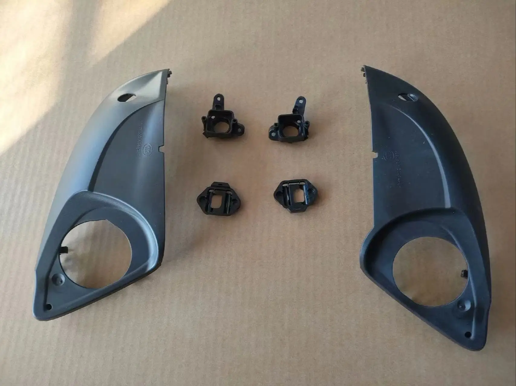 

Нижняя крышка для зеркала заднего вида Audi A6 C8 с отверстием для камеры с кронштейном для камеры