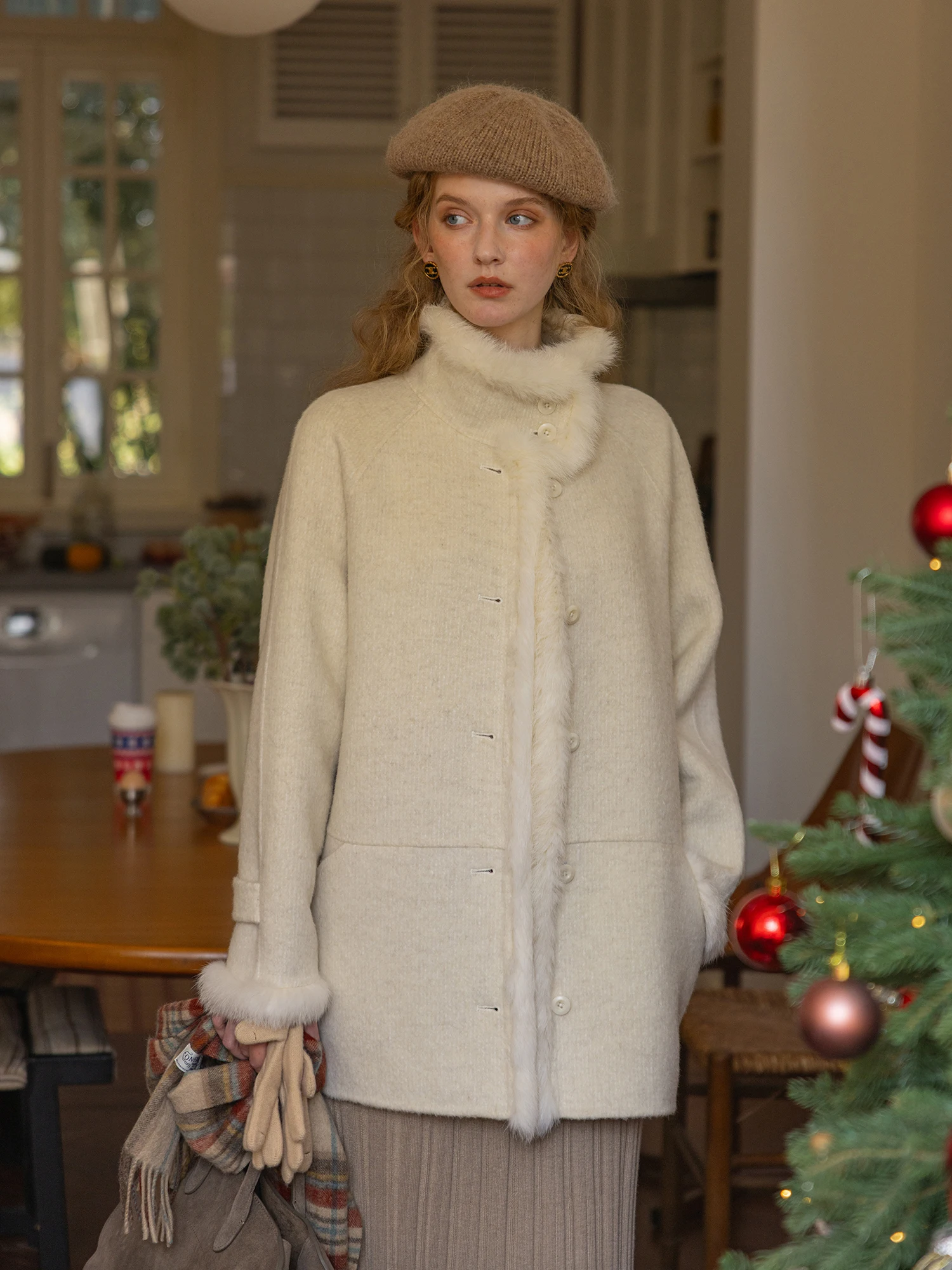 

Зимнее двустороннее шерстяное пальто средней длины из шерсти альпаки и кролика с воротником-стойкой и вставками из меха, средней длины