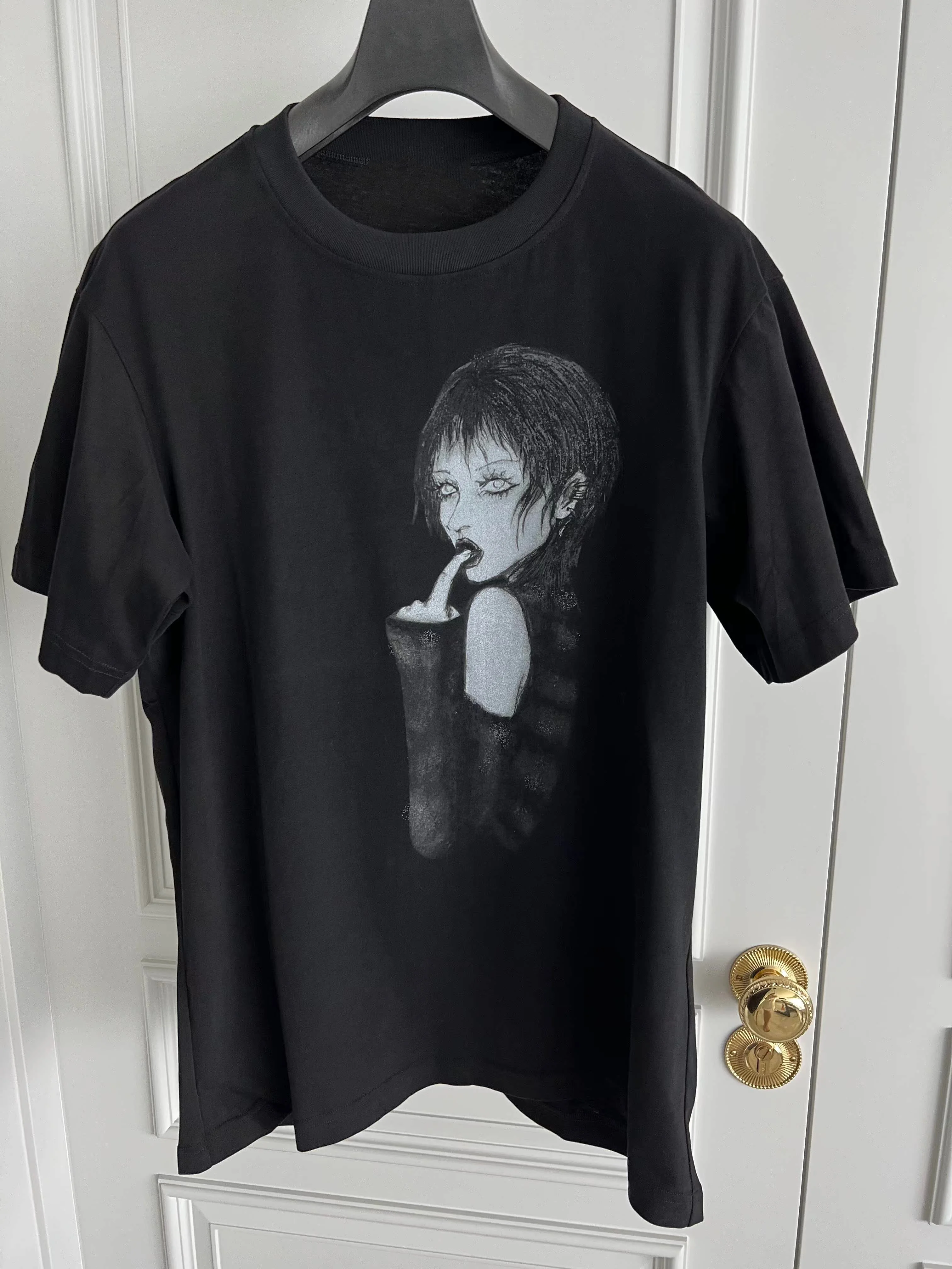 YAMAMOTO-Style T-shirt,HighQuality Dark Theme 24SS "Thumb-sucking girl" Pattern Printed