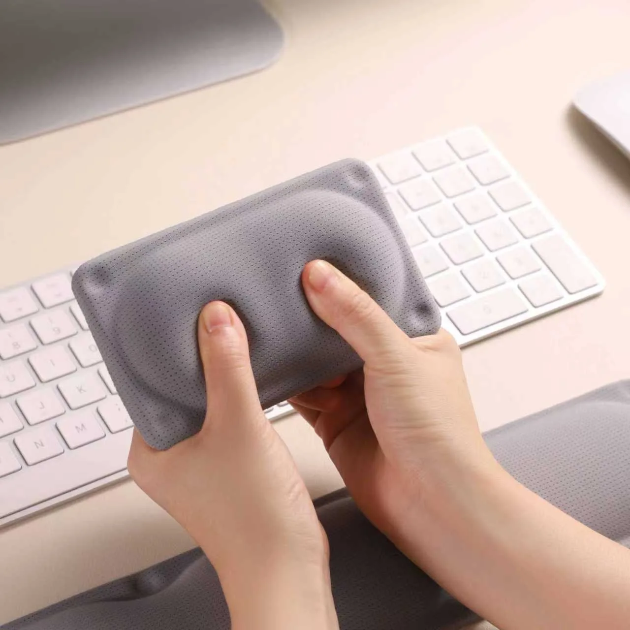 

Silicone wrist guard mouse pad, office mouse pad, desktop small wrist rest, palm rest, three-dimensional