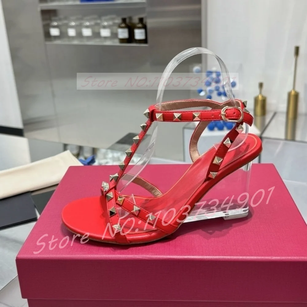 

Прозрачные босоножки на танкетке, женские пикантные заклепки с открытым носком, красные кожаные туфли на высоком каблуке с ремешком на щиколотке, женские вечерние летние модные сандалии