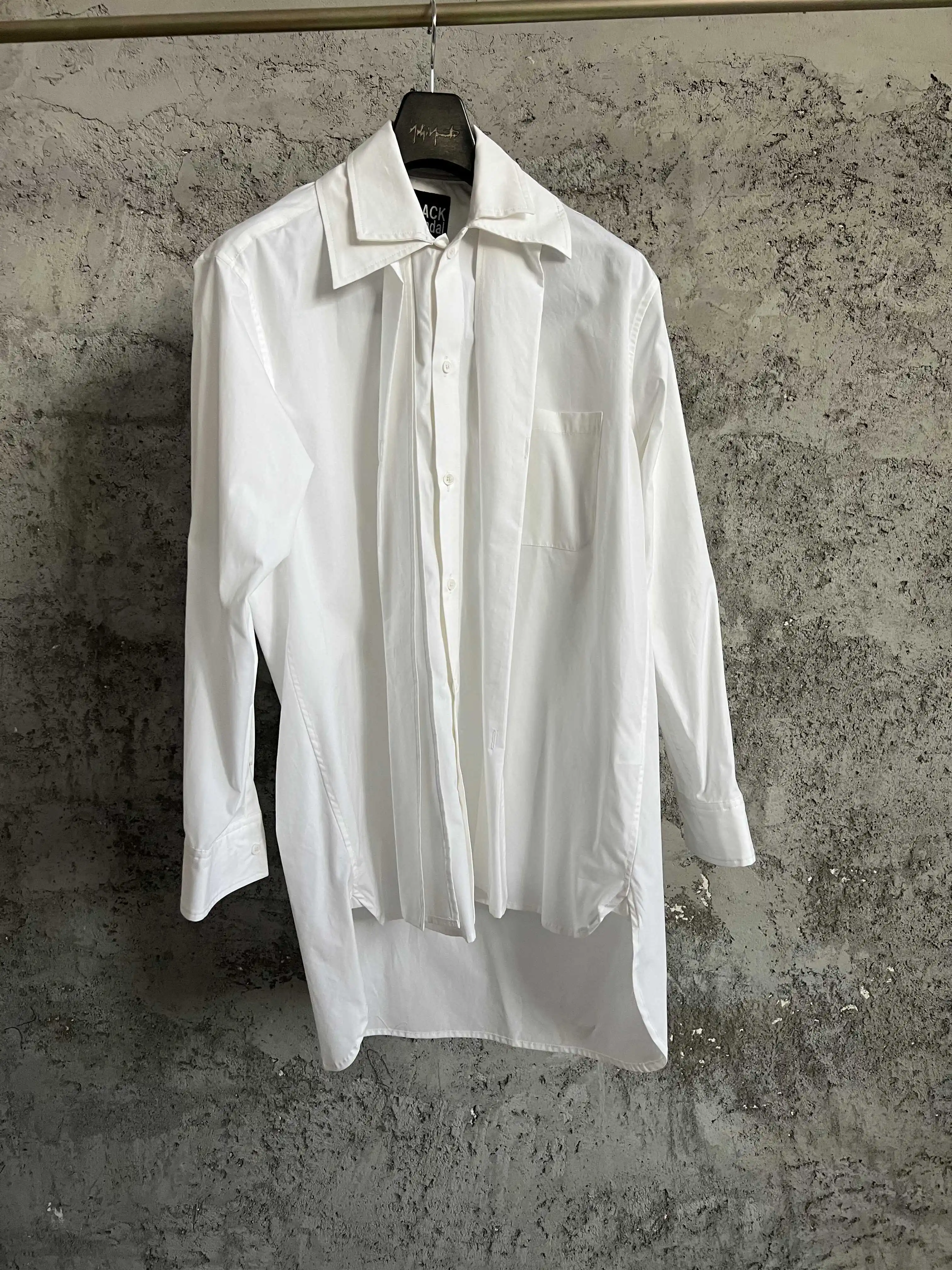 تصميم أصلي بياقة قابلة للفصل، قميص بألوان متباينة، تصميم قميص قطني بياقة غير متماثلة باللونين الأبيض والأسود