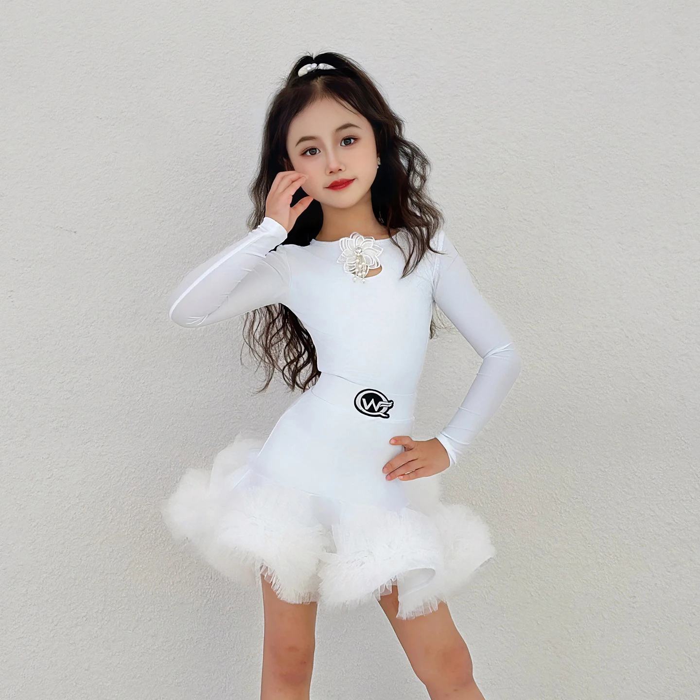 Nuovi vestiti da ballo latino per bambini maniche lunghe abito di piume bianche costume da spettacolo per ragazze Cha Cha Wear abito da competizione