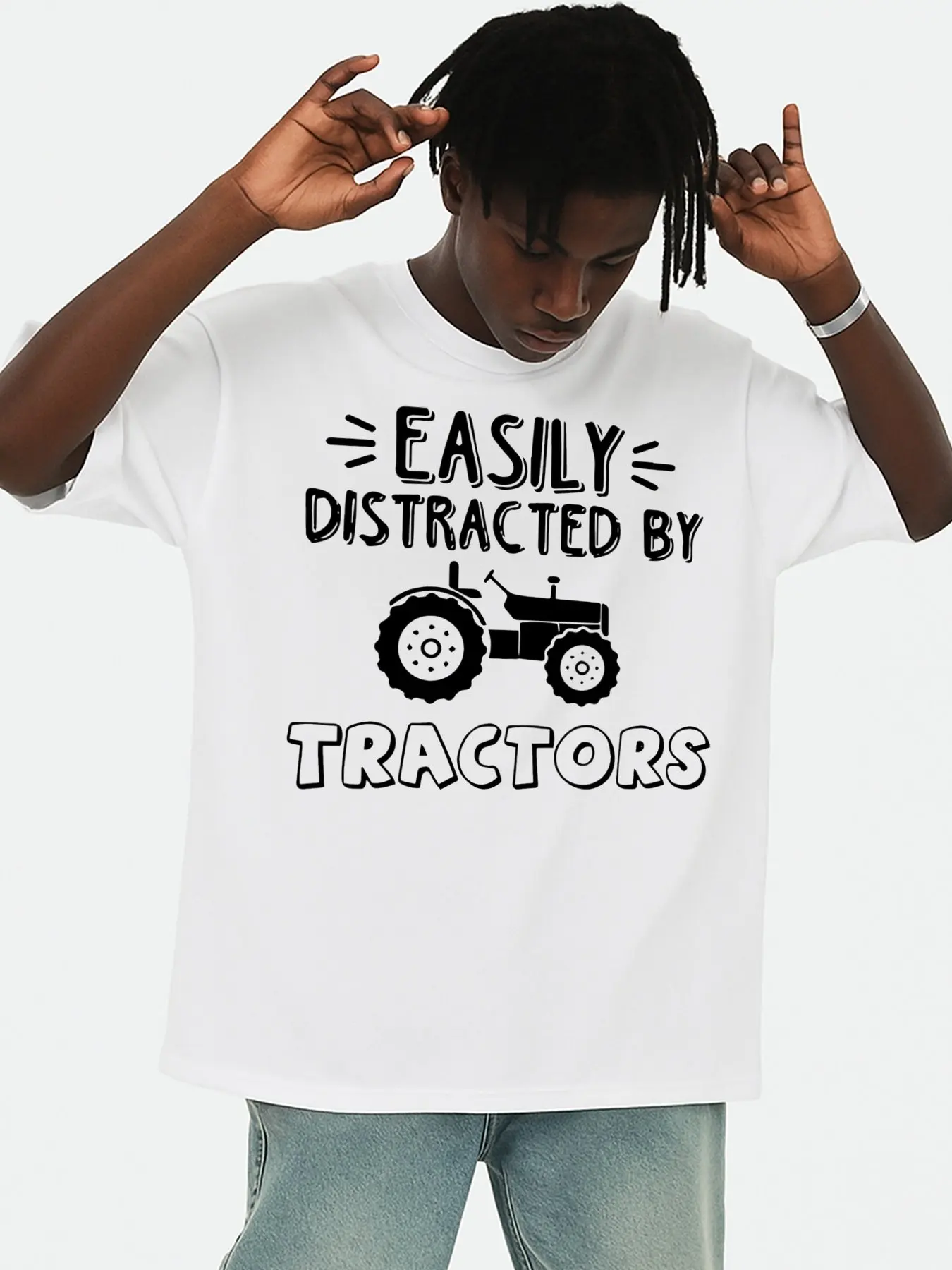 Tractor Enthusiasts' White T-Shirt for Men, Featuring a Stylish Design, Suitable for Outdoor Leisure in Spring and Summer. This Printed T-Shirt Is Perfect for Casual Street Style and Is Ideal for Daytime and Weekend Outings, Made from Comfortable and Stretchy Fabric.