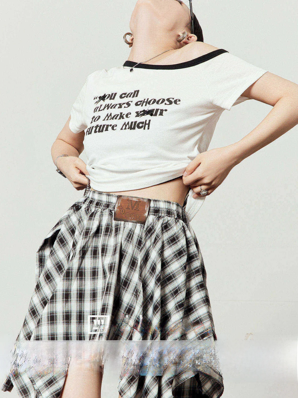 

Белая футболка женская 2025 года, новая летняя, двусторонняя, с контрастными цветами, с надписью, на широкой эластичной лямке, с асимметричным вырезом...