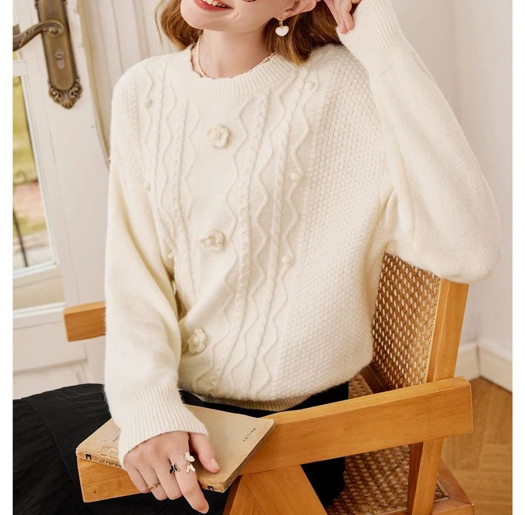 Abbigliamento donna moda 2025 Autunno Inverno Nuovo stile Temperamento che riduce il fiore allentato ricamato girocollo maglione lavorato a maglia Top