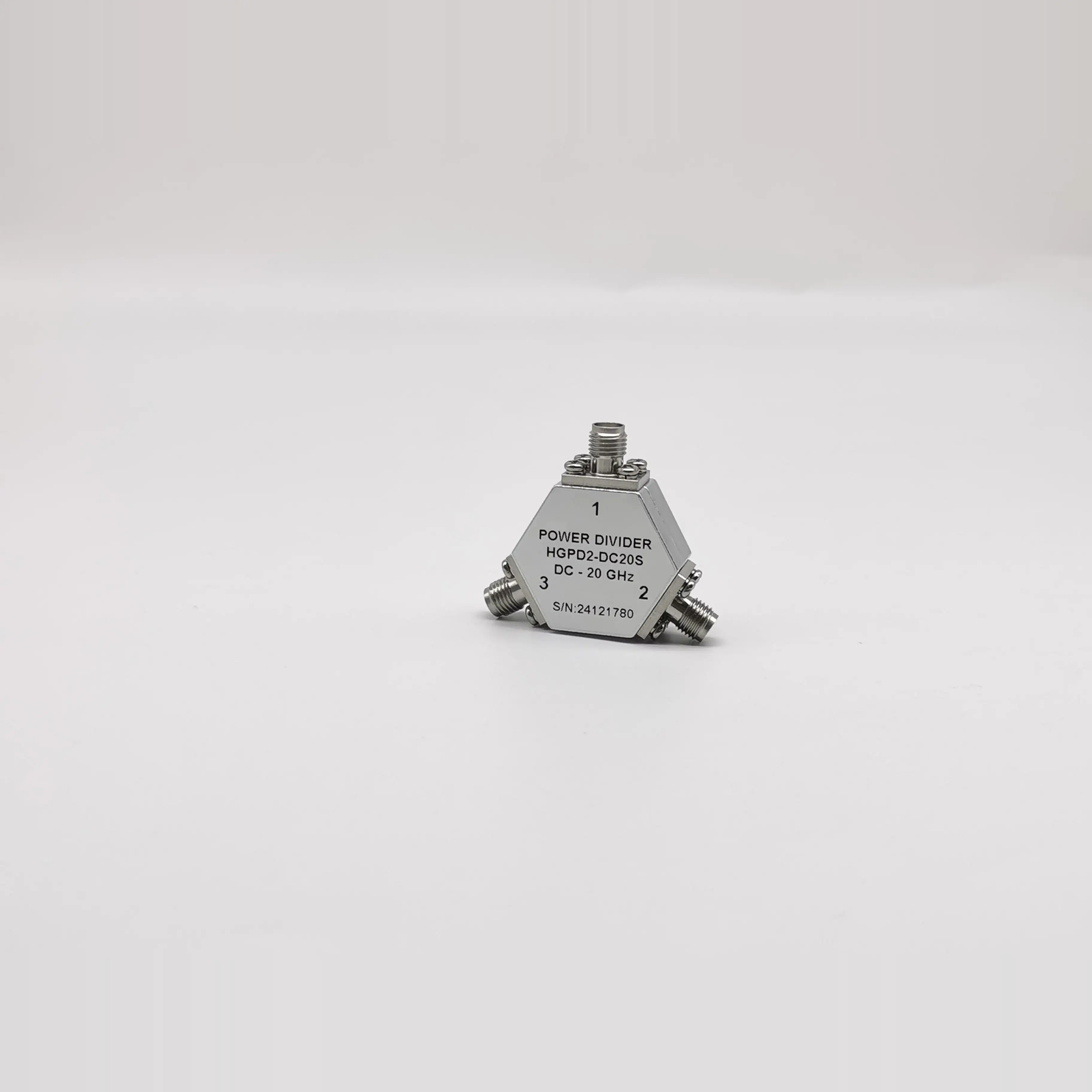 DC-20GHz SMA Stainless Steel Connector 1W One-to-two Low Insertion Loss RF Resistive Power Splitter