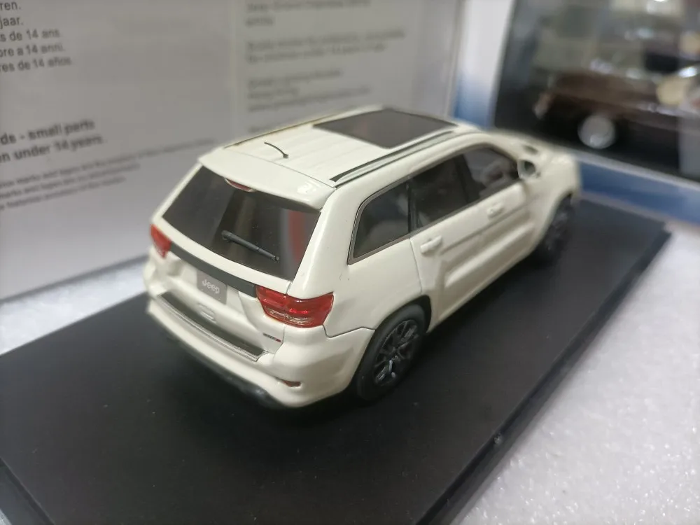 GLM 1:43 Grand Cherokee SRT8 SUV 2012 Limited Edition Resin Metal Static Car Model Toy Gift