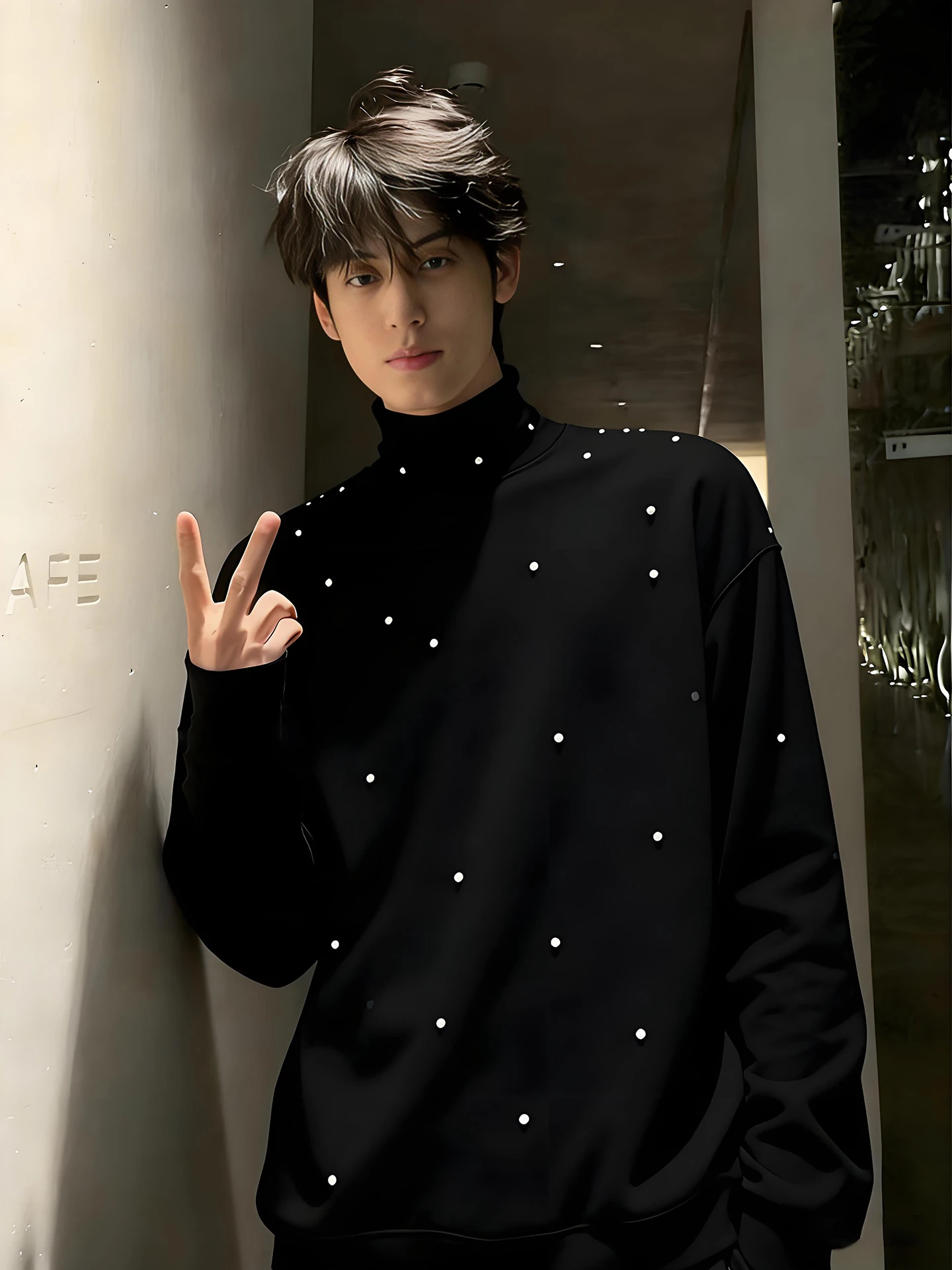 

Новая мужская базовая футболка 2025 года в стиле панк с жемчужным декором, высоким воротником, длинными рукавами, подплечниками, приталенного кроя, универсальная, модная, городская, повседневная