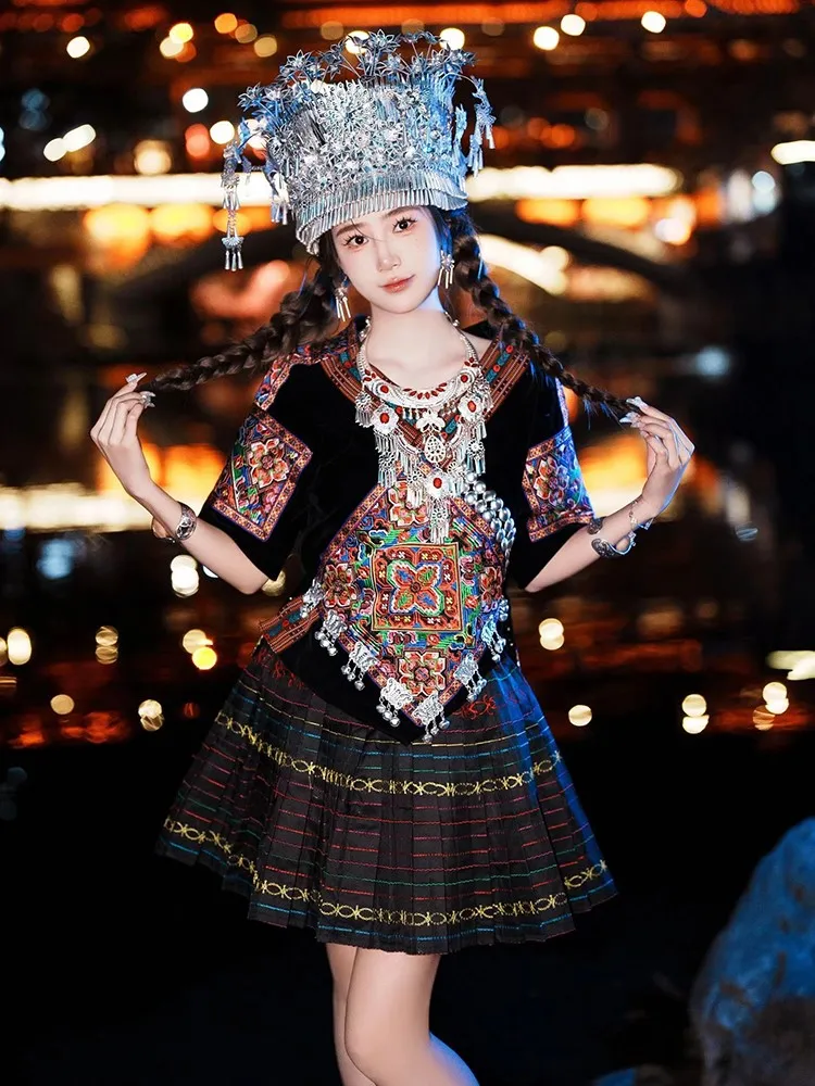 

Women in ethnic costumes black embroidery foreign performance welcome guests travel photography
