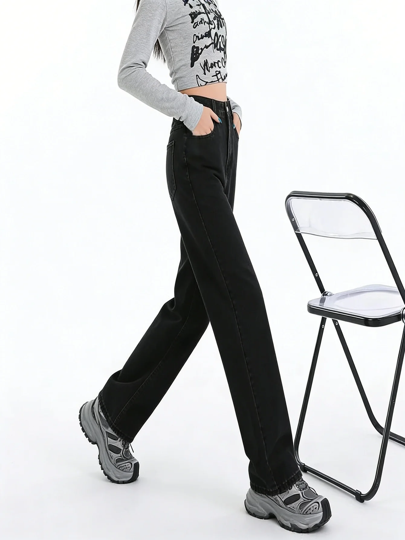 

Простые черные джинсы из тонкого денима для мужчин в стиле ретро, без аксессуаров и ремней.