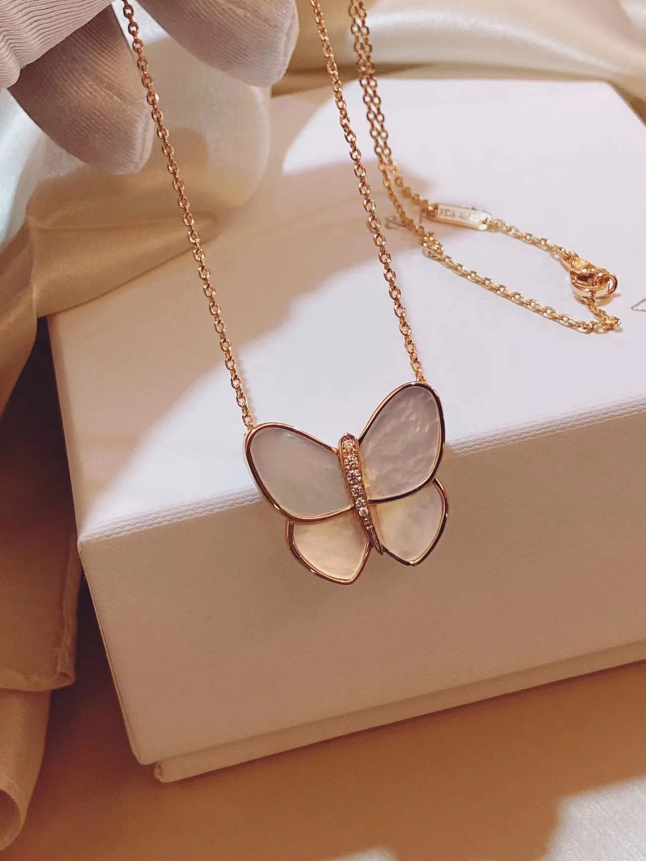 

High end, fashionable and natural white gray Fritillaria butterfly collarbone necklace, luxurious and suitable for gatherings