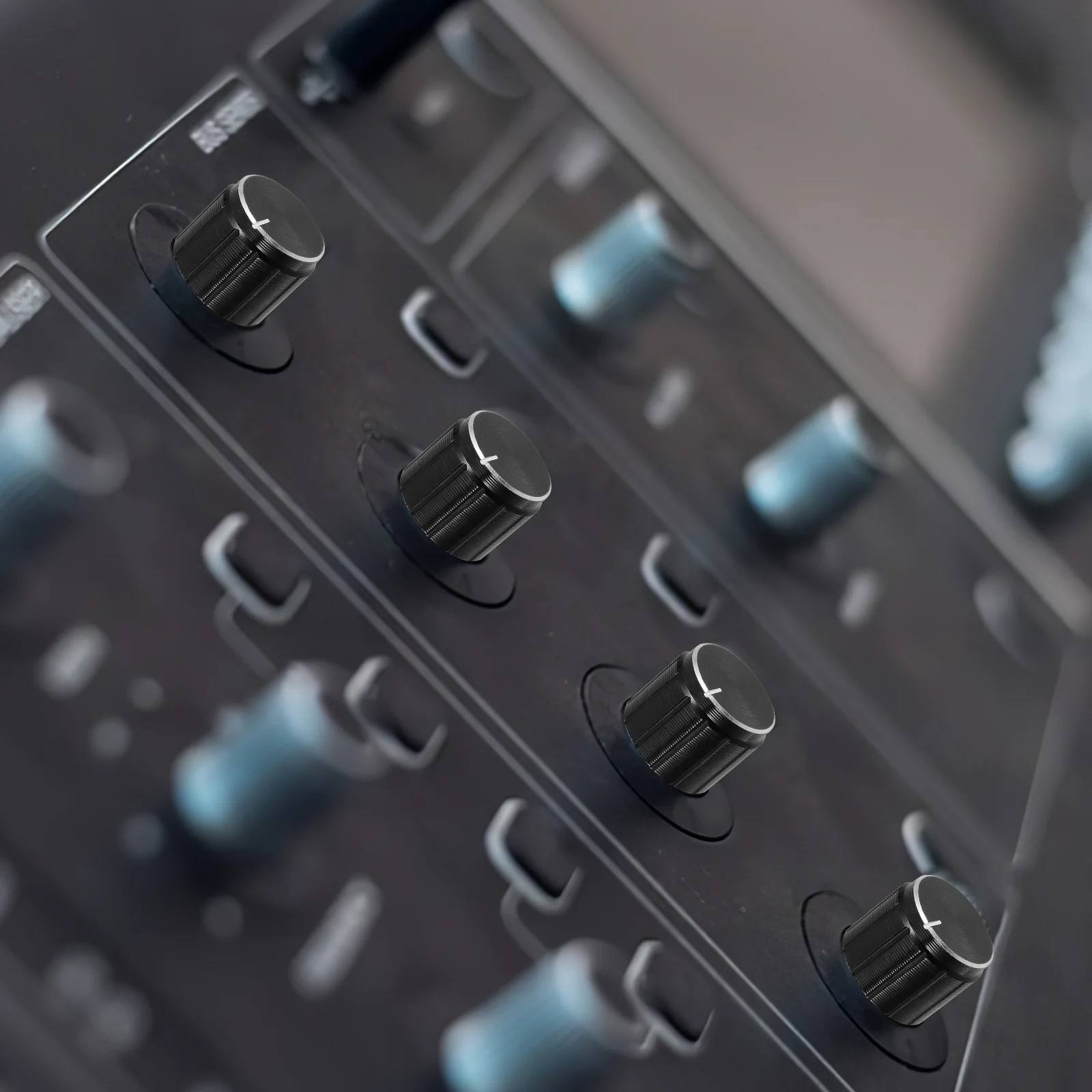 

10Pcs Universal Metal Volume Knobs for Guitar Bass Amplifier Tone Control Potentiometer Replacement Aluminum Alloy Cap