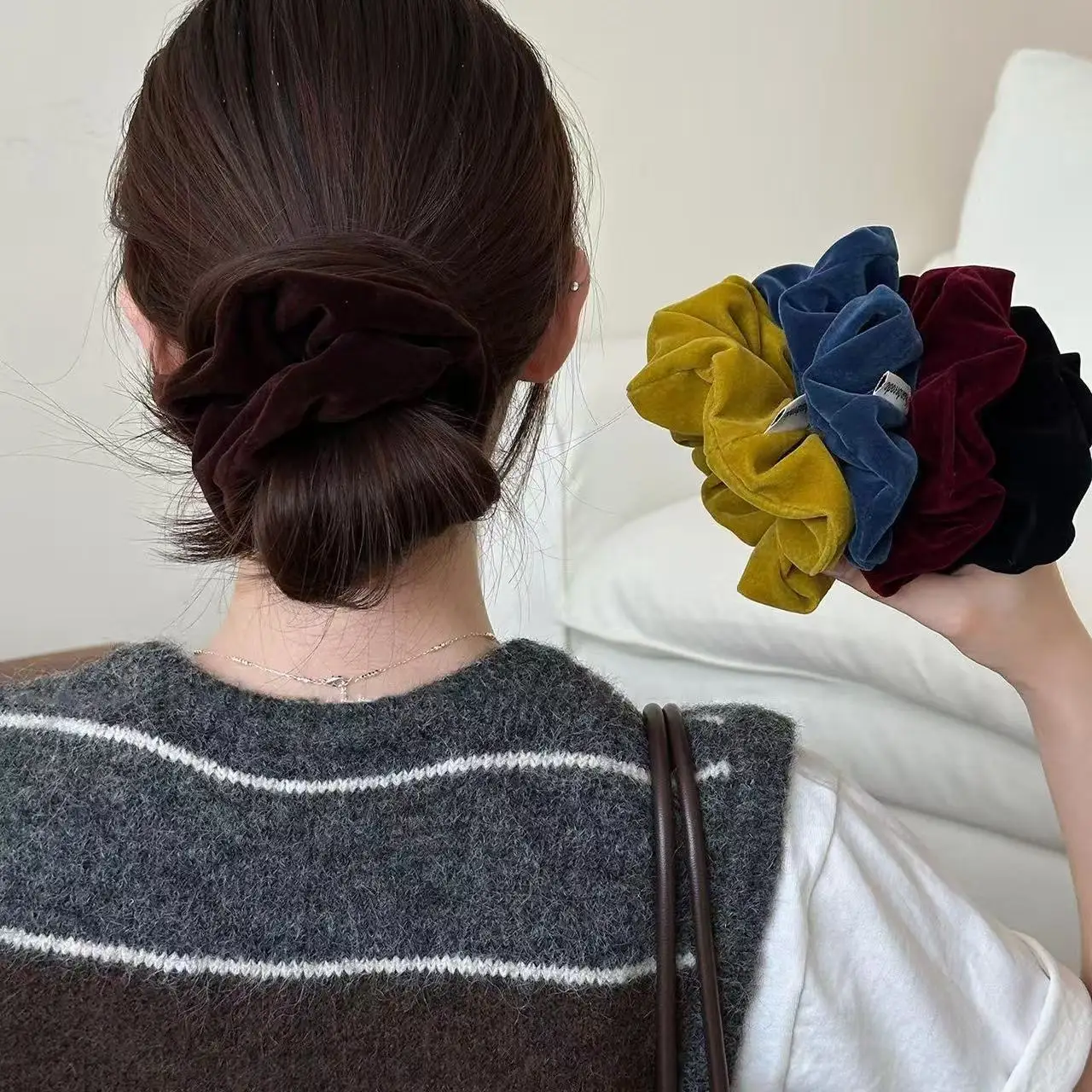 Korean-style minimalist velvet scrunchie – a versatile, high-quality hair accessory with high elasticity.