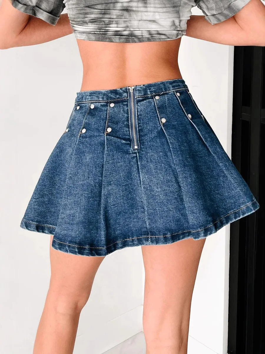 Minigonna in denim con borchie Y2K da donna, gonna a pieghe a trapezio stile americano 2025, gonna corta sexy in puro colore a vita alta