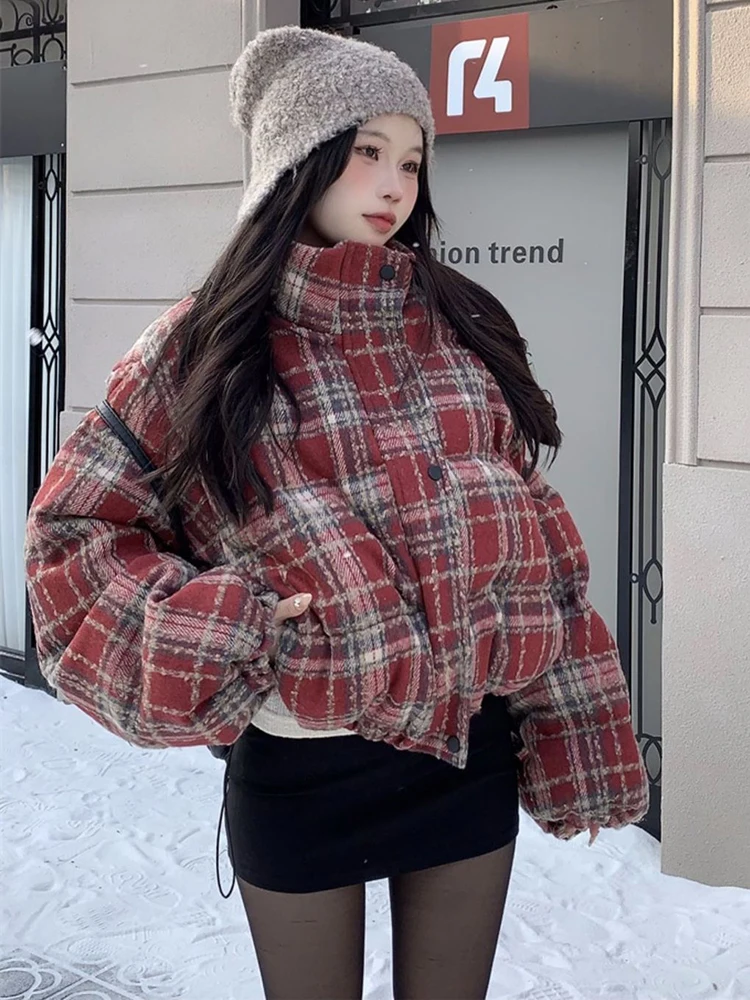 Parka Wanita Vintage Motif Kotak-kotak Musim Dingin Tebal Hangat Resleting Kerah Tegak Kasual Mantel Mengembang Longgar Saku Tali Serut Pakaian Luar Wanita Baru