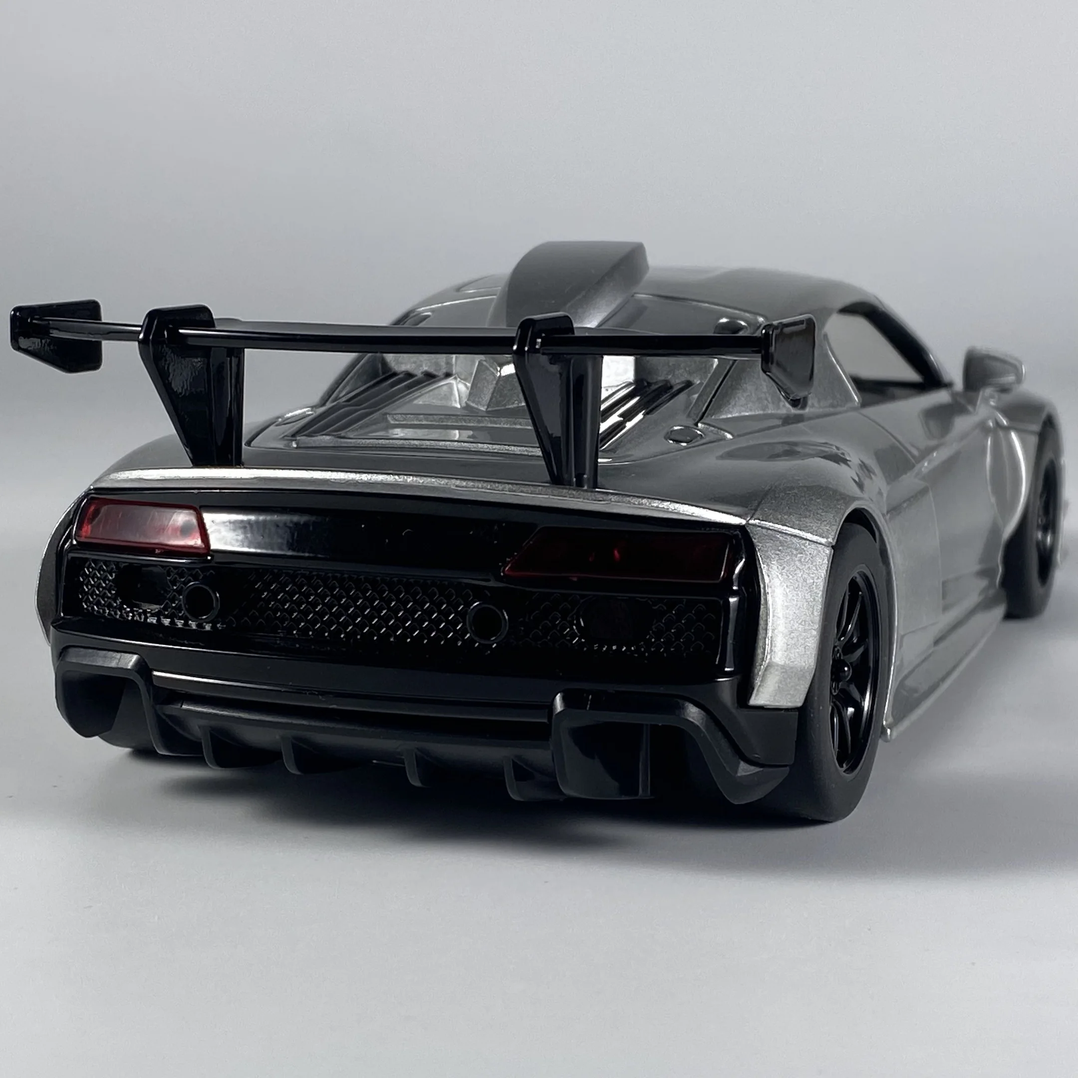 1:24 R8 LMS GT2 سيارة رياضية فائقة سبيكة معدنية دييكاست نموذج سيارة هدية عيد ميلاد سيارات لعبة التراجع هواية عرض المقتنيات الأولاد