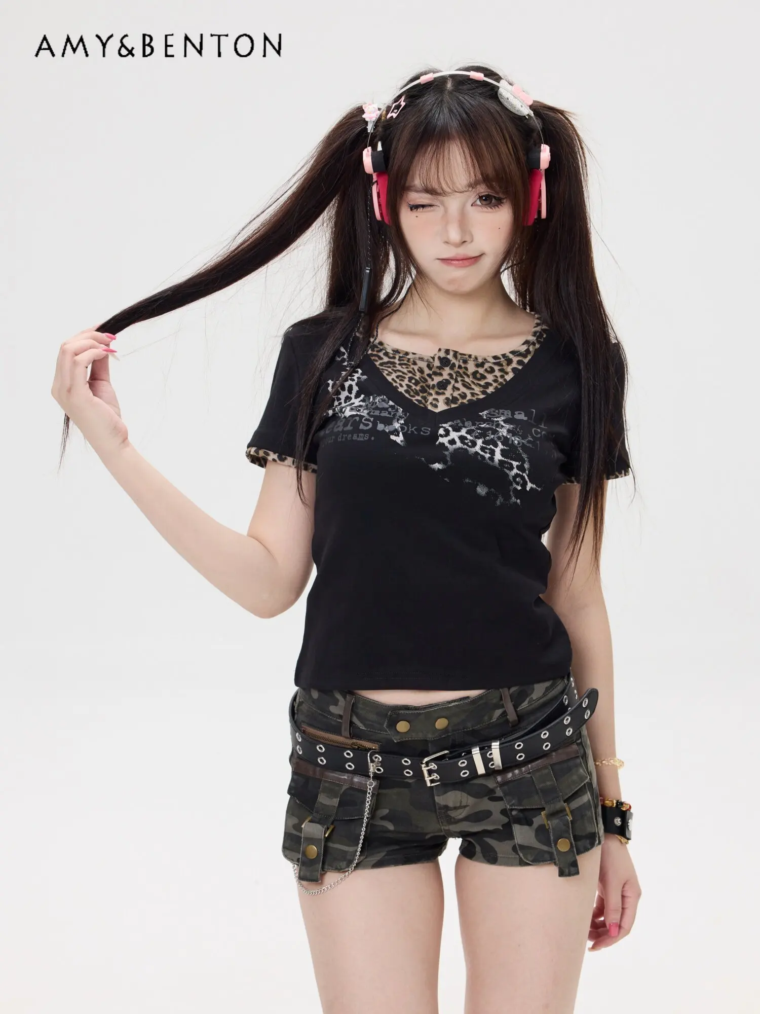 

2026 Summer Women's American Retro T-Shirt Black Apricot Leopard Letter Print Fake Two Piece Patchwork Slim Short Sleeve Top