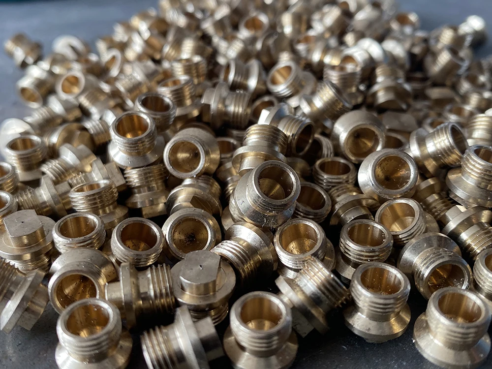 Accessories for IWALKER outdoor camping oil stoves, including valve assembly, nozzle cleaning pin, and a series of accessories.