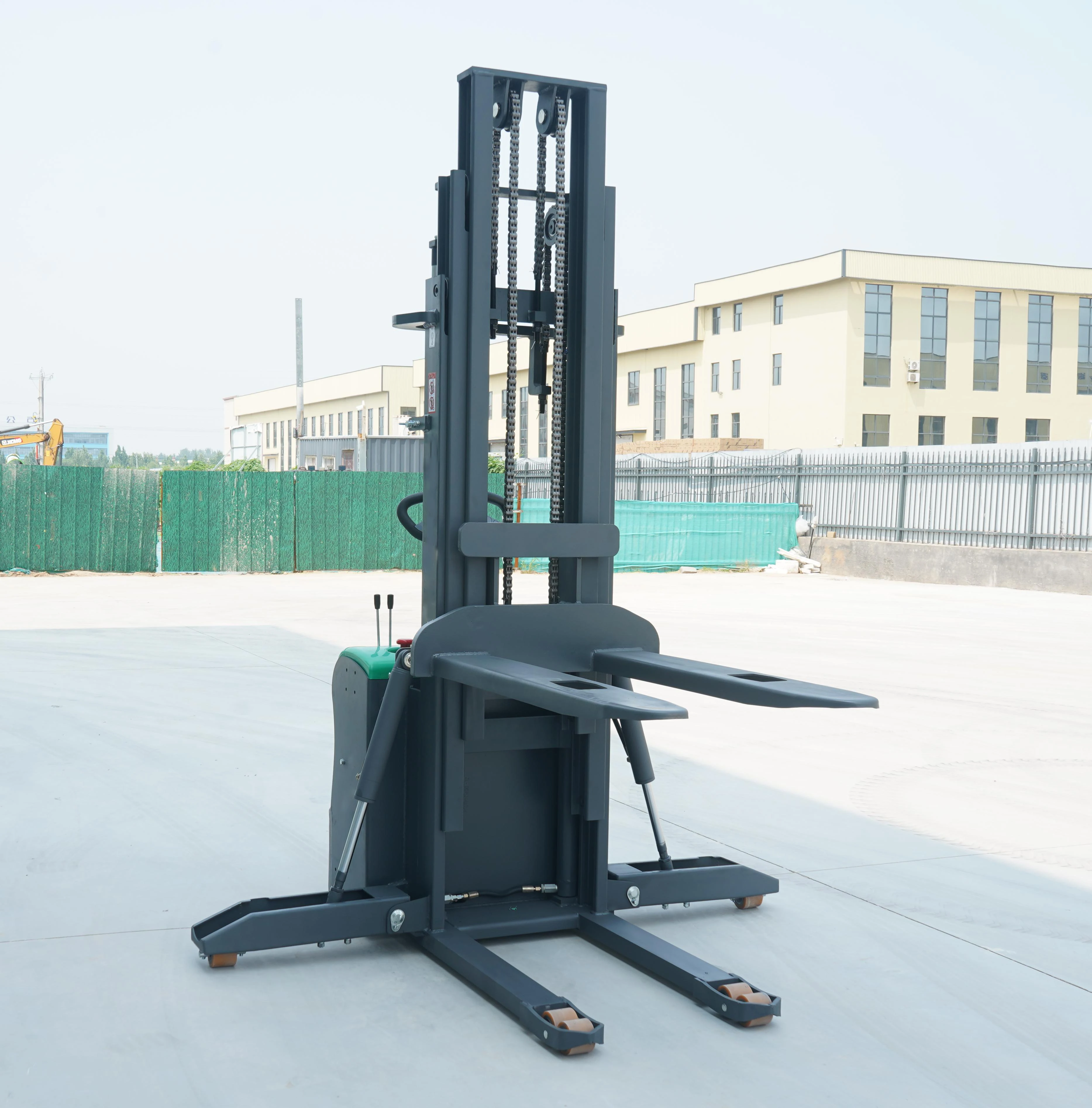 Anti-Tipping Electric Lithium-Ion Reach Stacker Hydraulic Side Outriggers 4.5m Triplex Mast Small Turning Radius Silent