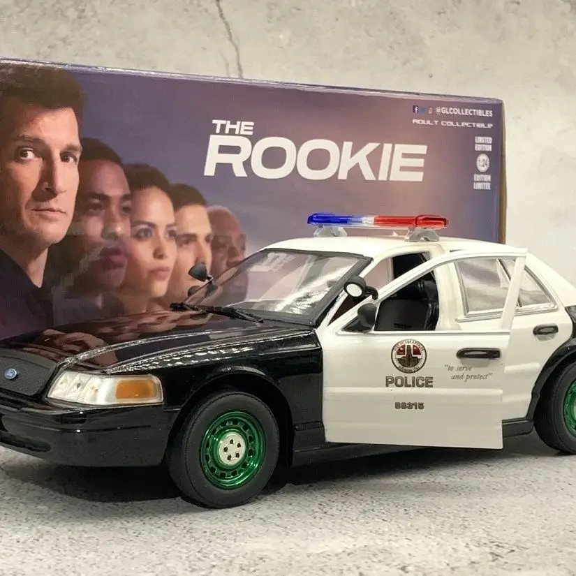 Zielony Model Samochodu 1/24 Ford Crown Victoria 2008, Seria Samochodów Policyjnych, Green Machine