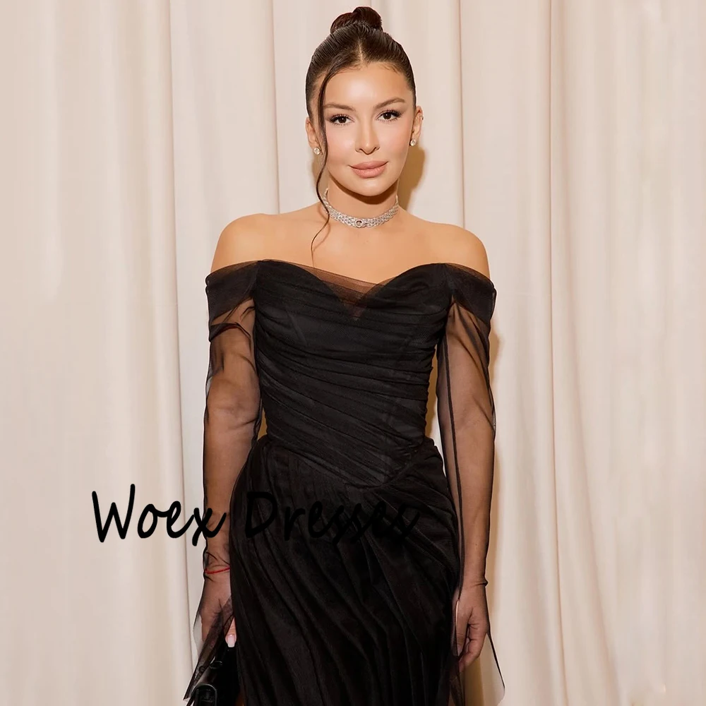 Sukienka wieczorowa z czarnego tiulu z dekoltem w łódkę, z iluzorycznymi, długimi rękawami, trenem zamiatającym, odkrytymi plecami, do ziemi, idealna na studniówkę.