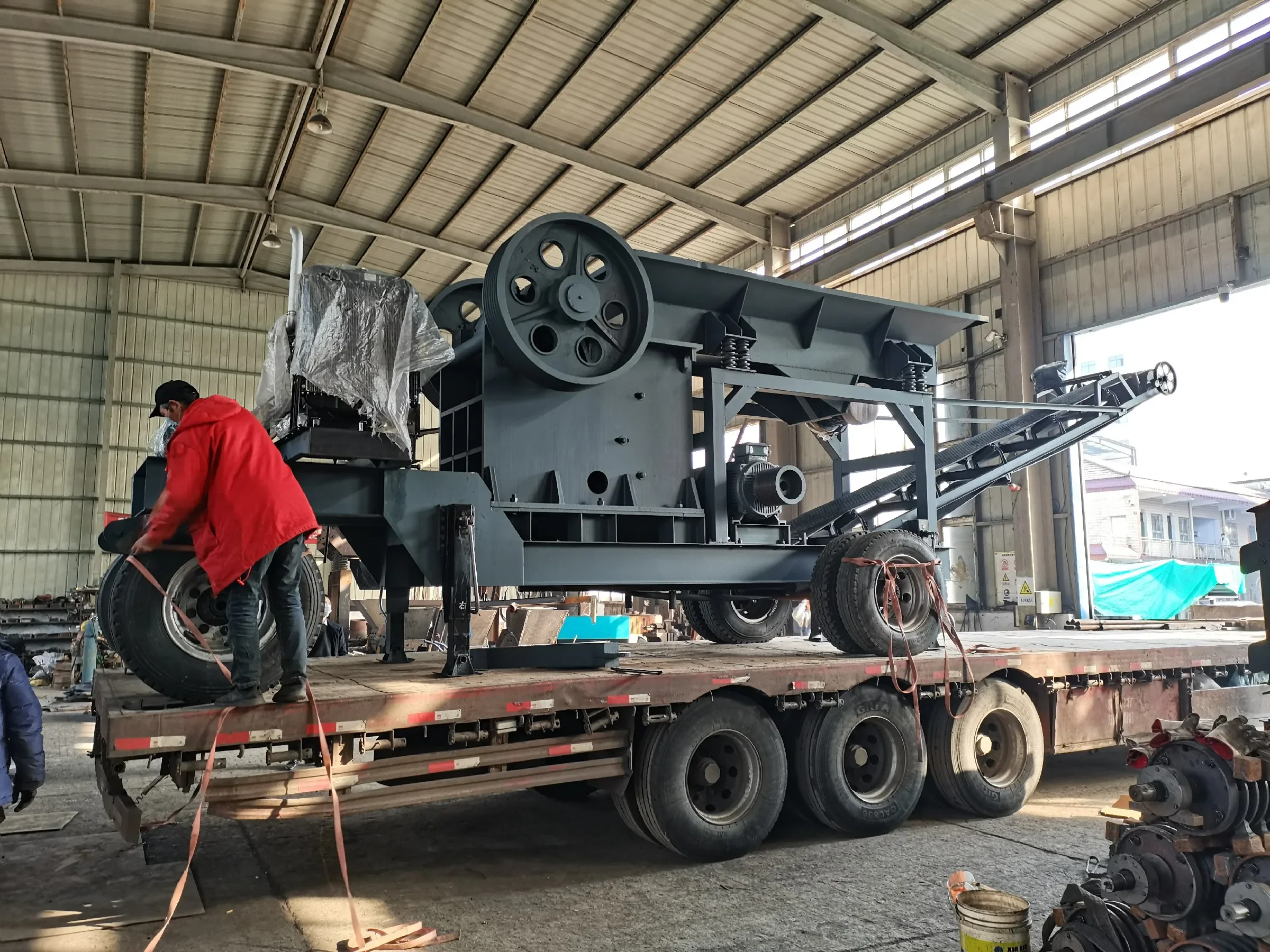 Customized High Efficiency Portable Gold Ore Stone Crushing Machine River Rock Limestone Mobile Stone Jaw Crusher Machine
