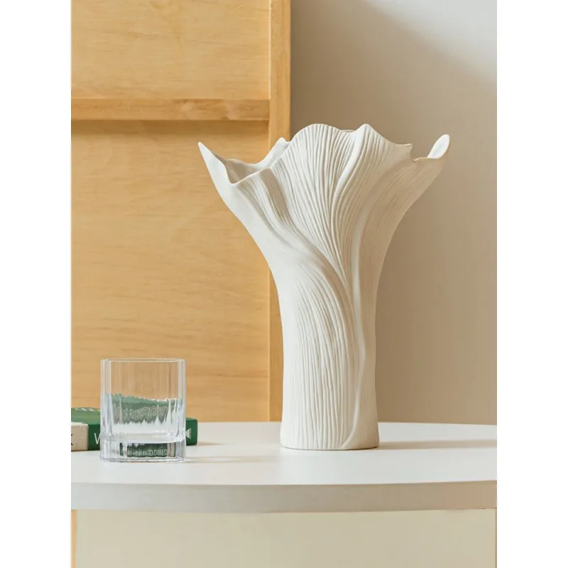 

Белая керамическая ваза в стиле лёгкой роскоши, с широким горлышком, дизайнерская, нишевая, художественная.