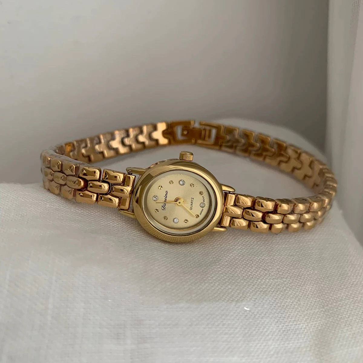 Gilded watch with exquisite mini oval dialstylish and versatile quartz watch for womenvintage style, high-end women's wristwatch