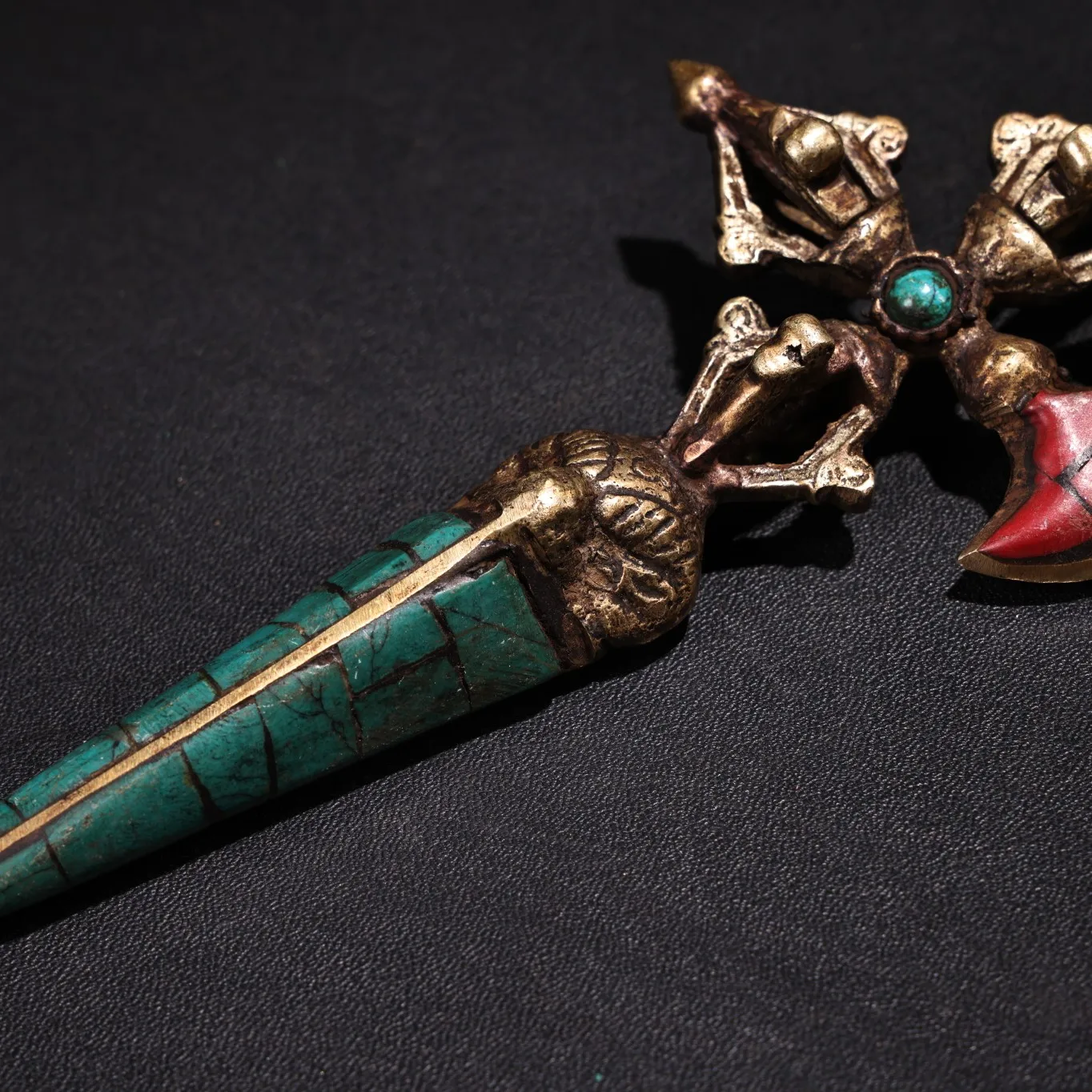 collection-de-temple-tibetain-ancienne-croix-en-bronze-avec-mosaique-de-pierres-precieuses-turquoise-et-tete-de-bete-vajra-dorje-vajra-phurpa-amulette-dharma-pour-la-protection-de-la-maison