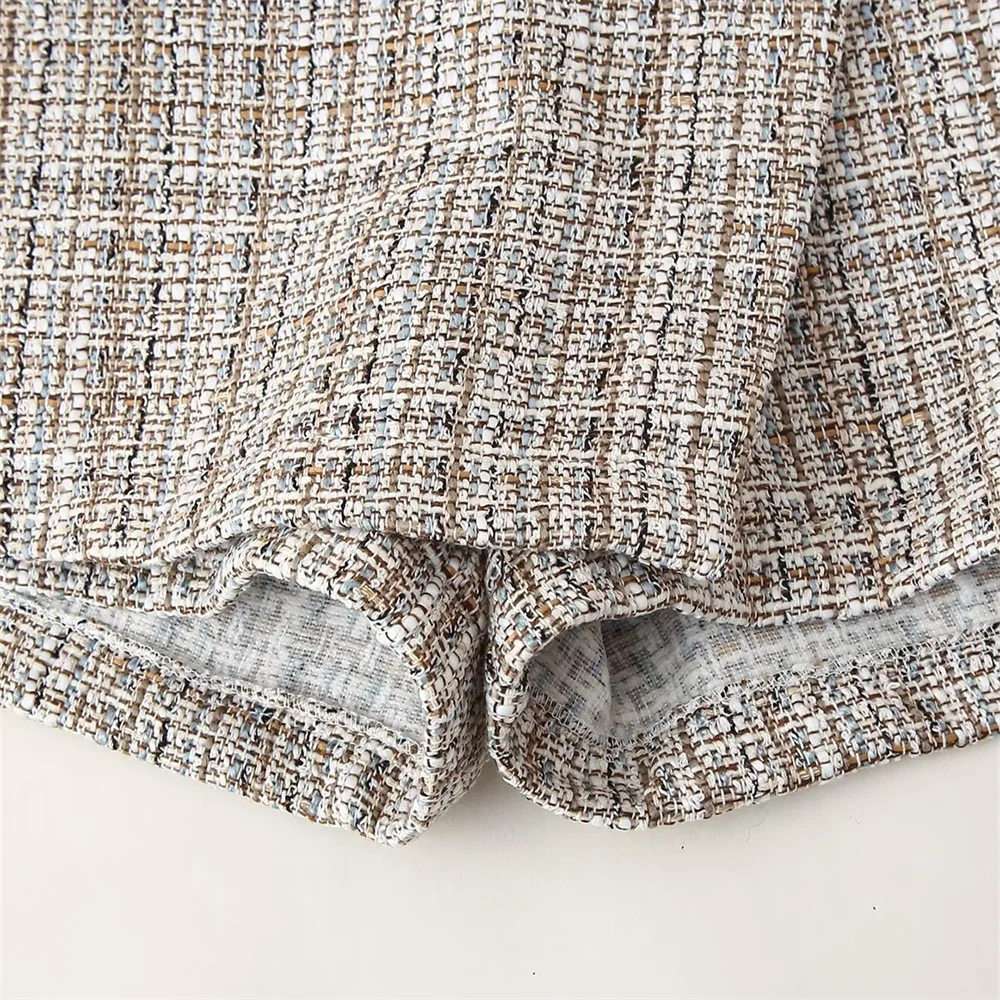 In De Zomer Van 2004 Was De Wollen Textuur Van De Nieuwe Dames Asymmetrische, Slanke En Elegante Rokbroek.