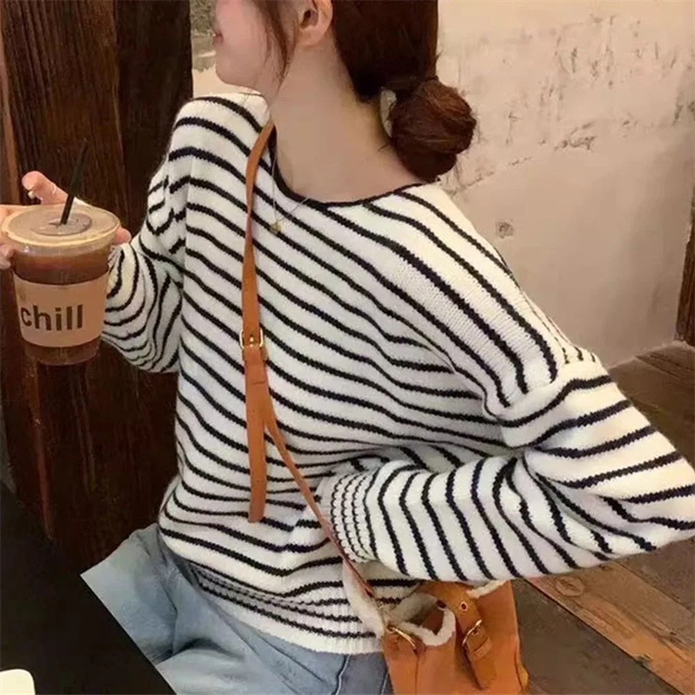 Gestreifter Strickpullover für Damen, 2025, neuer Herbst, O-Ausschnitt, lange Ärmel, lockere Passform, modischer Bodenpullover, weibliche kurze Tops