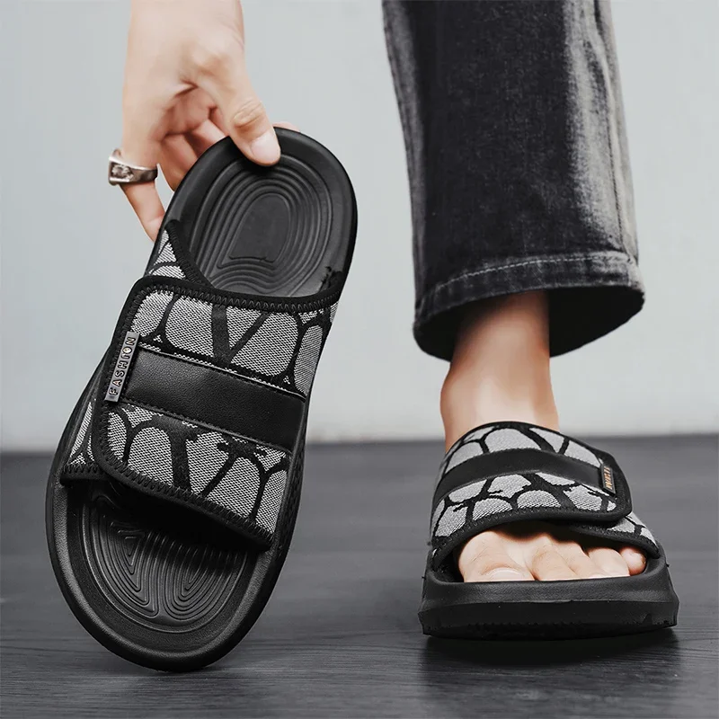 Scarpe da spiaggia traspiranti e confortevoli con suola morbida in EVA estiva Sandali da passeggio antiscivolo maschili alla moda Pantofole casual con suola spessa concisa da uomo