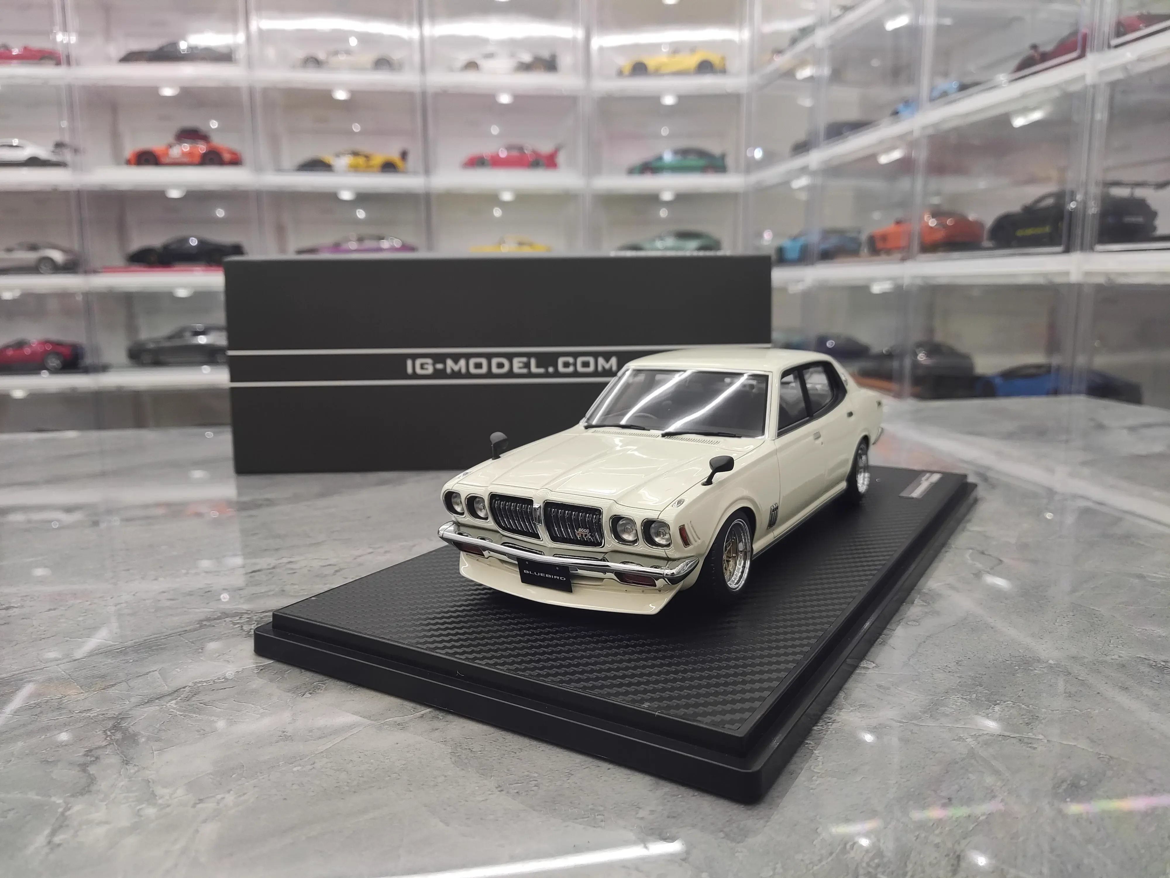 

Белая модель автомобиля IG 1:18 Bluebird U 2000GTX JDM, металлическая статическая модель автомобиля из смолы, подарок