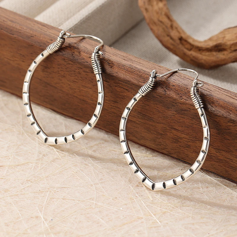 Einfache ovale Creolen für Damen, klassische Silber-Gold-Farbene Ohrringe mit Schnitzerei-Textur, modischer Schmuck, Geschenk.