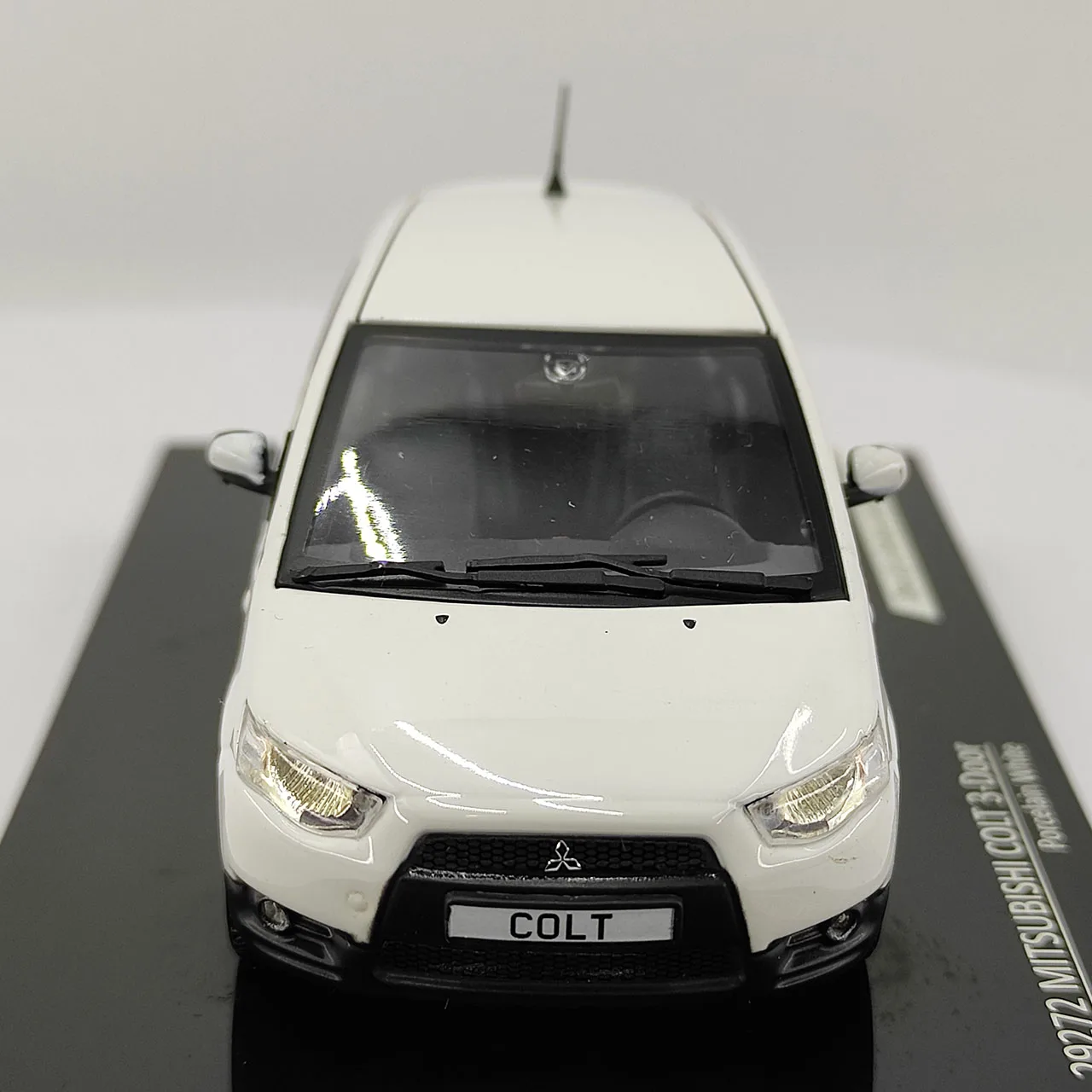โมเดลรถเหล็กหล่อ VITESSE สเกล 1:43 รุ่น Mitsubishi COLT 3 ประตู สีขาวพอร์ซเลน พร้อมตำหนิบนพื้นผิว ของสะสม ของเล่น ของขวัญ