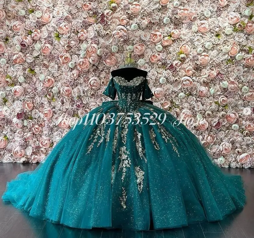 

Темно-зеленые сверкающие платья принцессы Quinceanera с открытыми плечами и шлейфом часовни, изысканное кружево с кристаллами на заказ, платья de 15 años