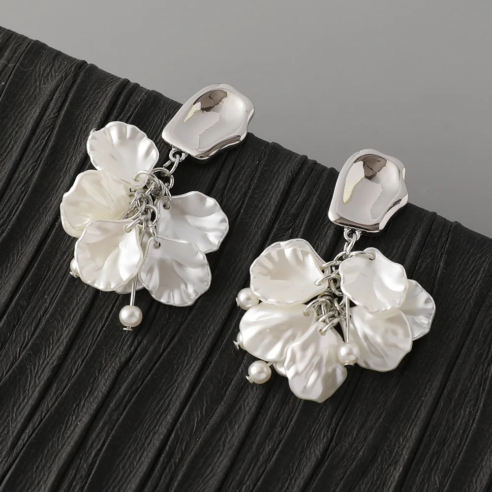 New French shell earrings are stylish and simple, high-end design earrings, temperament dating, versatile earrings are in stock.